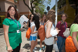 Alumnos subiendo al autobús. Salida desde el Campus de El Ejido. Aventura Amazonia Marbella. Olimpiada Española de Economía, Fase Nacional. Calle Miguel Bueno Lara. Málaga. Junio de 2015