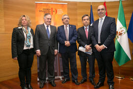 Foto de grupo previa al acto inaugural de la jornada "Brexit y Gibraltar. Un reto con oportunidades conjuntas". Edificio del Rectorado. Febrero de 2017