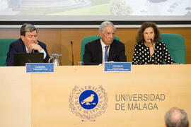 Juan Manuel Bonet, Mario Vargas Llosa y Guadalupe Fernández Ariza. Curso "La ciudad como arquetipo. Literatura, historia y arte. Europa y América". Edificio del Rectorado. Septiembre de 2018