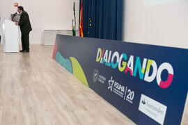 Fabián Arrebola presenta la conferencia "Dialogando" con Chema Alonso. Salón de actos de la E.T.S.I Informática y Telecomunicaciones. Abril de 2017
