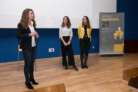 Macarena Parrado presenta el seminario "Emprende 21" con Míriam García y Sara Carmona. Paraninfo. Noviembre de 2017