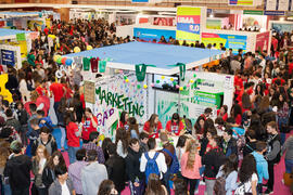 Estand de la Facultad de Comercio y Gestión. Jornadas de Puertas Abiertas de la Universidad de Málaga. Complejo Polideportivo Universitario. Abril de 2016