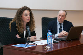 Macarena Parrado presenta la conferencia de José María Gay de Liébana "La economía y las cuentas del fútbol europeo". Paraninfo. Abril de 2016