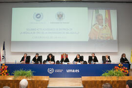 Mesa presidencial en la imposición de la Medalla de Oro de la Universidad de Málaga a la Universidad de Granada. Paraninfo. Diciembre de 2016