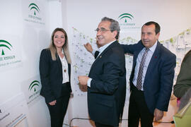 Silvia Cabrera, José Ángel Narváez y José Luis Ruiz Espejo en el estand del Instituto Andaluz de Juventud de las Jornadas de Puertas Abiertas de la Universidad de Málaga. Complejo Polideportivo Universitario. Marzo de 2017
