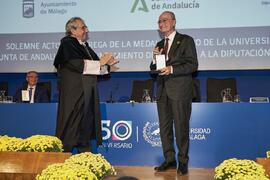 Entrega de la Medalla de Oro de la Universidad de Málaga al Ayuntamiento de la capital. Paraninfo. Noviembre de 2023