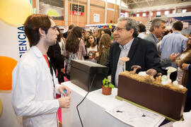 José Ángel Narváez en el estand de la Facultad de Ciencias. Jornadas de Puertas Abiertas de la Universidad de Málaga. Complejo Polideportivo Universitario. Abril de 2016