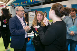 José Ángel Narváez y María Isabel Asensi en el estand de UMA Convive. Jornadas de Puertas Abiertas de la Universidad de Málaga. Complejo Polideportivo Universitario. Abril de 2018