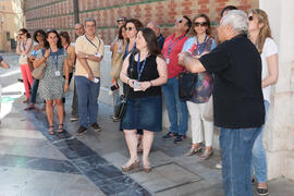 Visita guiada por el centro histórico. Olimpiada Española de Economía, Fase Nacional. Calle Santa María. Málaga. Junio de 2015