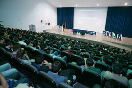 Ernesto Pimentel presenta la conferencia "Dialogando" con Chema Alonso. Salón de actos de la E.T.S.I Informática y Telecomunicaciones. Abril de 2017