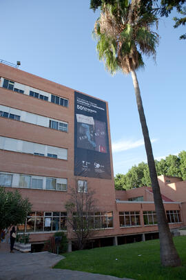 Facultad de Ciencias Económicas y Empresariales con cartel Conmemorativo del 50 Aniversario. Campus de El Ejido. Octubre de 2014