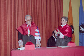 Investidura como Doctor "Honoris Causa" de D. Eduardo García de Enterría por la Universidad de Málaga. Paraninfo. Abril de 1999