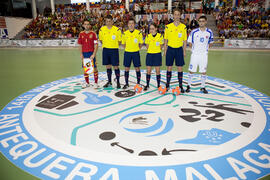 Capitanes y árbitros. Partido España contra Eslovaquia. 14º Campeonato del Mundo Universitario de Fútbol Sala 2014 (FUTSAL). Antequera. Julio de 2014