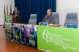 Juan Párraga presenta la conferencia de clausura del 6º Congreso Internacional de Actividad Física Deportiva para Mayores. Escuela Técnica Superior de Ingeniería de Telecomunicaciones y de Informática. Marzo de 2015