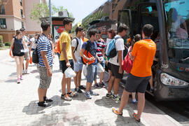 Alumnos subiendo al autobús. Salida desde el Campus de El Ejido. Aventura Amazonia Marbella. Olimpiada Española de Economía, Fase Nacional. Calle Miguel Bueno Lara. Málaga. Junio de 2015