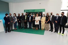 Foto de grupo. Inauguración de la exposición itinerante sobre el plan "Vive tu ciudad". Escuela Técnica Superior de Arquitectura de la Universidad de Málaga. Octubre de 2021