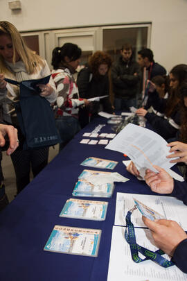 Entrega de acreditaciones. 4º Congreso Internacional de Actividad Físico-Deportiva para Mayores de la Universidad de Málaga. Escuela Técnica Superior de Ingeniería Informática y Telecomunicaciones. Marzo de 2011
