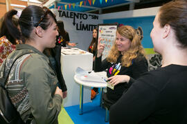 María Isabel Asensi en el estand de UMA Convive. Jornadas de Puertas Abiertas de la Universidad de Málaga. Complejo Polideportivo Universitario. Abril de 2018