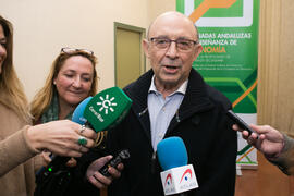 Cristóbal Montoro atiende a los medios. XII Jornadas Andaluzas de Enseñanza de Economía. Facultad de Ciencias Económicas y Empresariales. Febrero de 2019