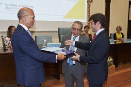 Entrega del premio al mejor expediente académico de Grado a Gonzalo García Martí. Celebración del 50 Aniversario de la Facultad de Medicina de la Universidad de Málaga. Facultad de Medicina. Octubre de 2022