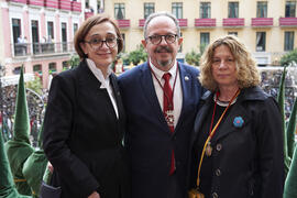 Lourdes Rubio, Tomás Cordero y Magdalena Martín. Acto de la Hermandad de los Estudiantes en la Catedral. Plaza del Obispo, Málaga. Abril de 2022