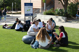 Alumnas en la nueva "Isla Verde" de la Universidad de Málaga. Facultad de Ciencias de la Comunicación y Turismo. Octubre de 2019