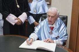 Firma del libro de visitas. Investidura como "Doctores Honoris Causa" de Antonio García Berrio y Pilar Palomo Vázquez por la Facultad de Filosofía y Letras de la Universidad de Málaga. Edificio del Rectorado. Junio de 2024