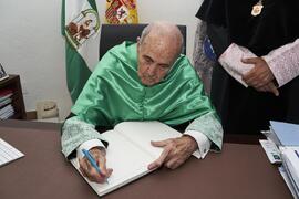 Firma de Luis Enrique de la Villa previa a su investidura como Doctor "Honoris Causa" de la Universidad de Málaga. Paraninfo. Octubre de 2024