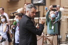 Santiago Otero dirige la Orquesta Málaga Camerata. Acto de la Hermandad de los Estudiantes en la Catedral. Plaza del Obispo, Málaga. Abril de 2022