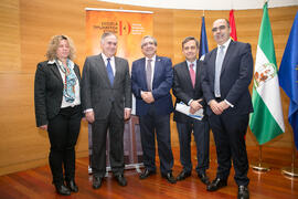 Foto de grupo previa al acto inaugural de la jornada "Brexit y Gibraltar. Un reto con oportunidades conjuntas". Edificio del Rectorado. Febrero de 2017