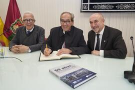 José Manuel González Páramo firma el libro de visitas de la Facultad de Económicas tras la presentación del libro "50 años de doctores Honoris Causa por la Universidad de Málaga". Facultad de Ciencias Económicas y Empresariales. Febrero de 2024