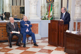 Intervención de Francisco de la Torre en el nombramiento de Eugenio Chicano como miembro de la Real Academia de Bellas Artes de San Telmo. Salón de los Espejos, Ayuntamiento de Málaga. Septiembre de 2016