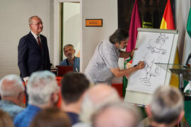 Intervención de Ángel Idígoras en la inauguración de su mural en la Facultad de Ciencias Económicas y Empresariales de la Universidad de Málaga. Campus de El Ejido. Junio de 2022