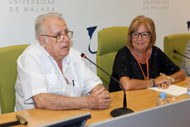 Firma del convenio por la donación de Eugenio Chicano a la Universidad de su colección de fotografías. Rectorado. Septiembre de 2014