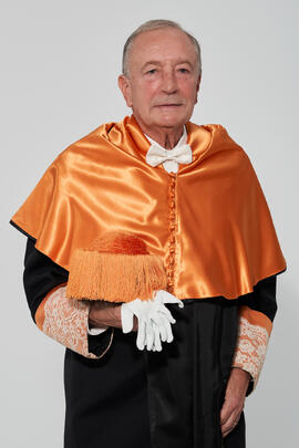 Retrato de Jorge Martínez-Vázquez previo a su investidura como Doctor "Honoris Causa" por la Universidad de Málaga. Edificio del Rectorado. Julio de 2025