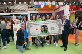 José Ángel Narváez, José Francisco Murillo y Encarnación Cañadas en el estand de Empresariales con sus voluntarios y voluntarias. Jornadas de Puertas Abiertas de la Universidad de Málaga. Complejo Polideportivo Universitario. Abril de 2018