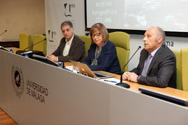 Joaquín Canca, Adelaida de la Calle y Javier Ramírez en la presentación del Archivo Fotográfico Histórico de la UMA. Rectorado. Febrero de 2015