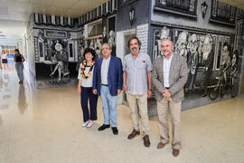 Foto de grupo. Inauguración del mural de Ángel Idígoras en la Facultad de Ciencias Económicas y Empresariales de la Universidad de Málaga. Campus de El Ejido. Junio de 2022