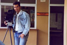 Javier Díaz Romero en una grabación de los Cursos para Extranjeros de la Universidad de Málaga. 1996