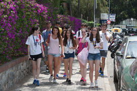 Alumnos yendo al autobús. Salida desde el Campus de El Ejido. Aventura Amazonia Marbella. Olimpiada Española de Economía, Fase Nacional. Calle Ejido. Málaga. Junio de 2015
