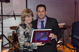 Entrega de placa en agradecimiento a Teresa Prieto. Cena del 3º Congreso Internacional de Actividad Físico-Deportiva para Mayores de la Universidad de Málaga. Hotel Barceló Málaga. Marzo de 2009