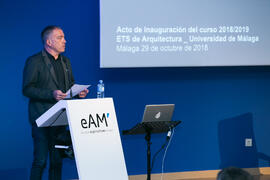 Antonio Álvarez Gil presenta la conferencia inaugural del curso 2018-2019 de la Escuela Técnica Superior de Arquitectura de la Universidad de Málaga. Paraninfo. Octubre de 2018