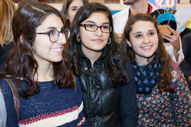 Alumnas en el estand de la Facultad de Medicina. Jornadas de Puertas Abiertas de la Universidad de Málaga. Complejo Polideportivo Universitario. Abril de 2016
