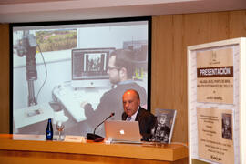 Javier Ramírez impartiendo una conferencia en la presentación de "Málaga en el punto de mira. Relato fotográfico del siglo XX". Ámbito Cultural de El Corte Inglés. Diciembre, 2014.
