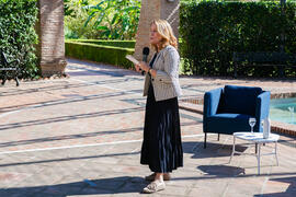 Theresa Zabell en su conferencia del ciclo "Dialogando". Jardín Botánico de la Universidad de Málaga. Mayo de 2021