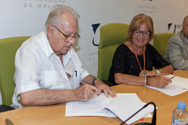 Firma del convenio por la donación de Eugenio Chicano a la Universidad de su colección de fotografías. Rectorado. Septiembre de 2014