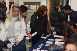 Entrega de acreditaciones. 4º Congreso Internacional de Actividad Físico-Deportiva para Mayores de la Universidad de Málaga. Escuela Técnica Superior de Ingeniería Informática y Telecomunicaciones. Marzo de 2011