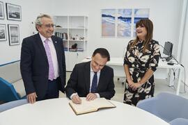 José Carlos Gómez Villamandos firma el libro de firmas de la nueva facultad de Psicología y Logopedia de la Universidad de Málaga. Campus de Teatinos. Octubre de 2022