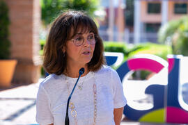 Rosario Gutiérrez presenta la conferencia "Dialogando" con Theresa Zabell. Jardín Botánico de la Universidad de Málaga. Mayo de 2021