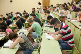 Examen en el aula Magna de la Facultad de Económicas y Empresariales. Olimpiada Española de Economía, Fase Nacional. Málaga. Junio de 2015
